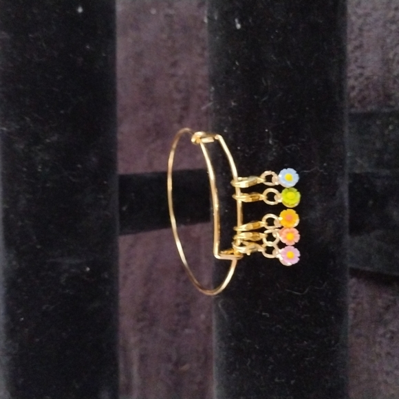 Gold flower charm bracelet - Picture 1 of 3